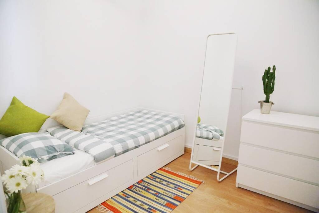 Two Bedroom Cozy Flat By River In Quiet Art Zone