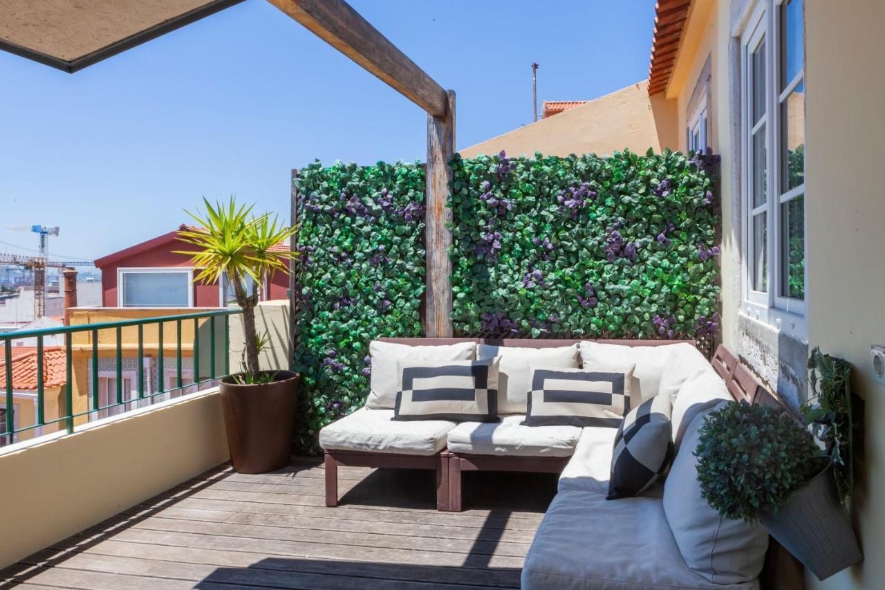 Breathtaking River-city View Two Private Terraces 3 Bedrooms&3 Bathrooms 17th Century Building Bica Chiado District Apartamento