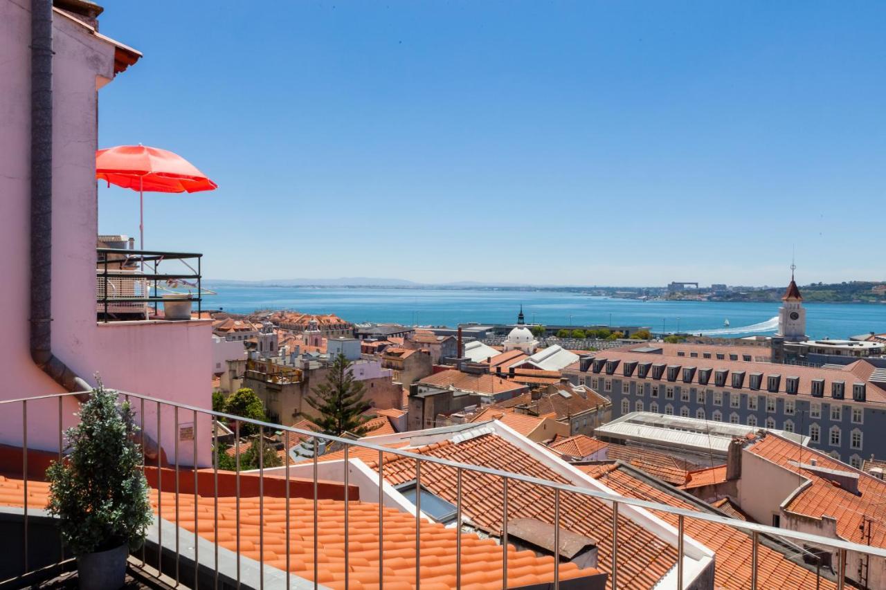 Breathtaking River-city View Two Private Terraces 3 Bedrooms&3 Bathrooms 17th Century Building Bica Chiado District *