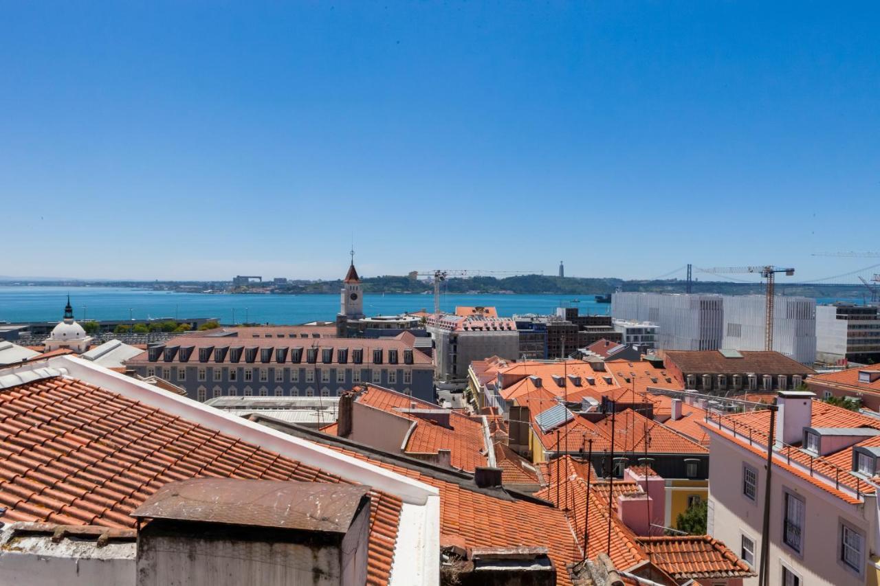 Breathtaking River-city View Two Private Terraces 3 Bedrooms&3 Bathrooms 17th Century Building Bica Chiado District *