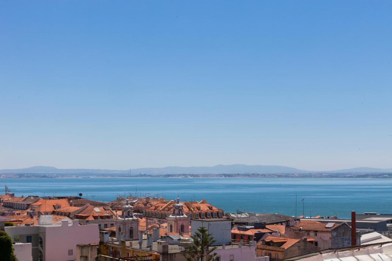 Breathtaking River-city View Two Private Terraces 3 Bedrooms&3 Bathrooms 17th Century Building Bica Chiado District *