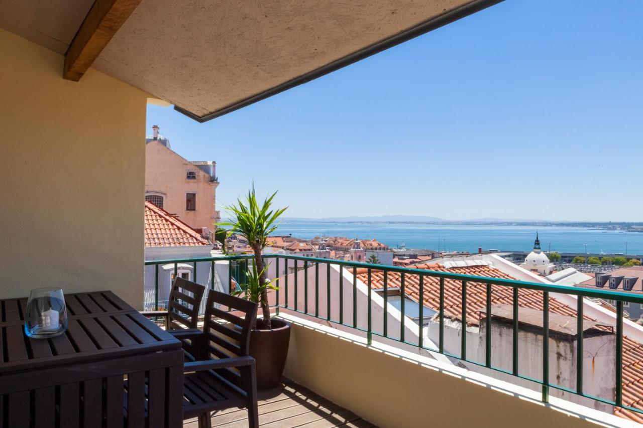 Apartamento Breathtaking River-city View Two Private Terraces 3 Bedrooms&3 Bathrooms 17th Century Building Bica Chiado District *