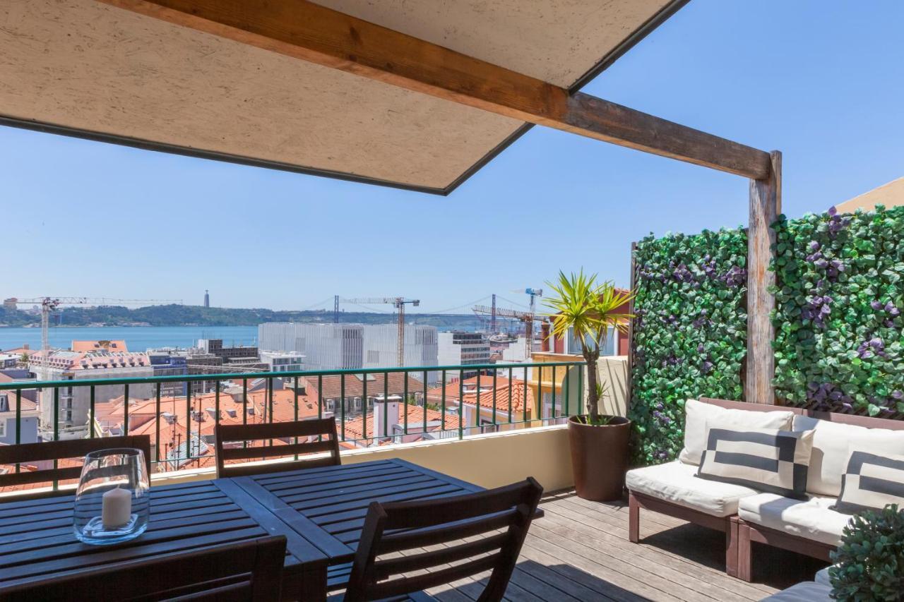 Breathtaking River-city View Two Private Terraces 3 Bedrooms&3 Bathrooms 17th Century Building Bica Chiado District * Lisboa