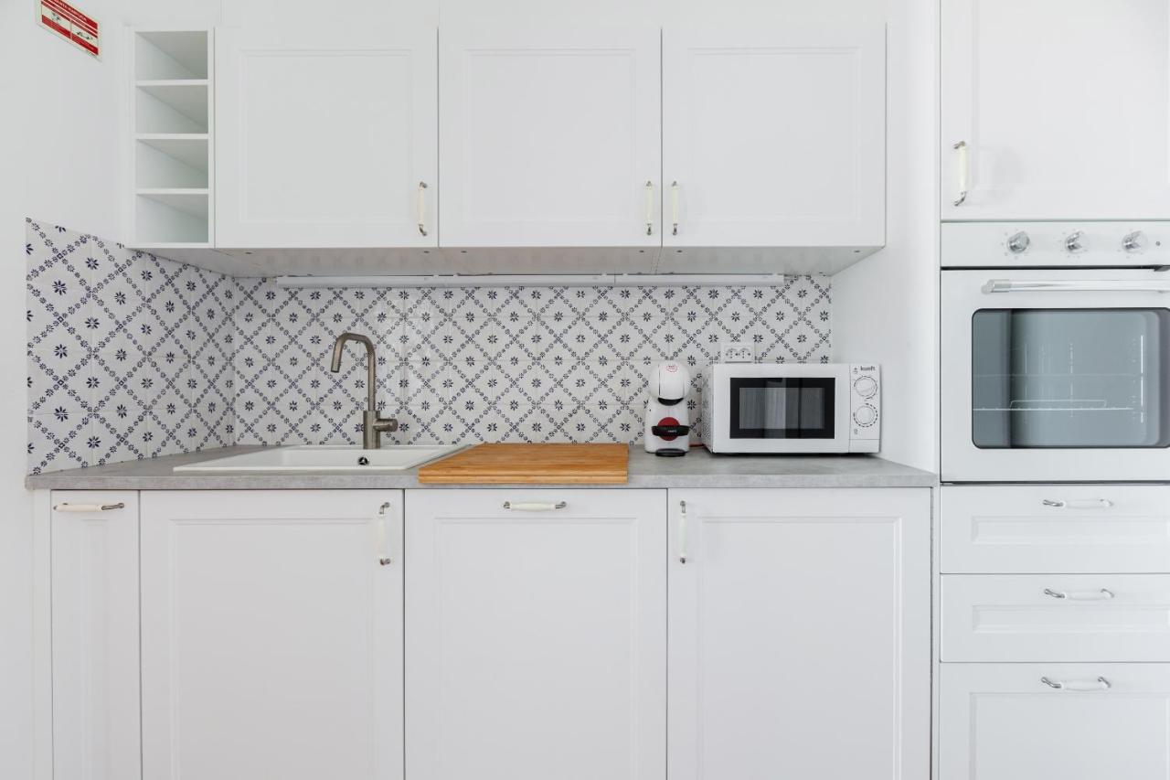 White & Blue Vintage In Graca Apartment Lisbon