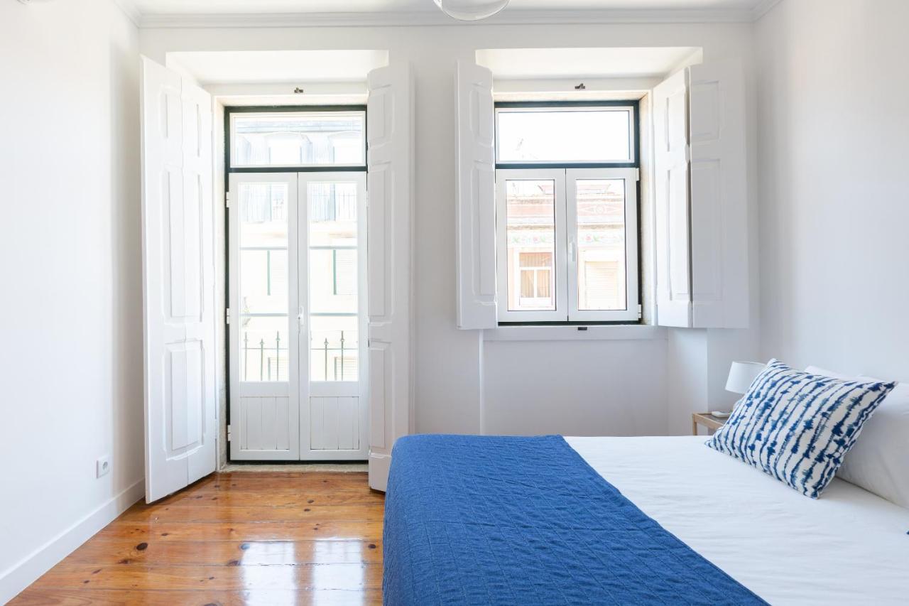 White & Blue Vintage In Graca Lisbon