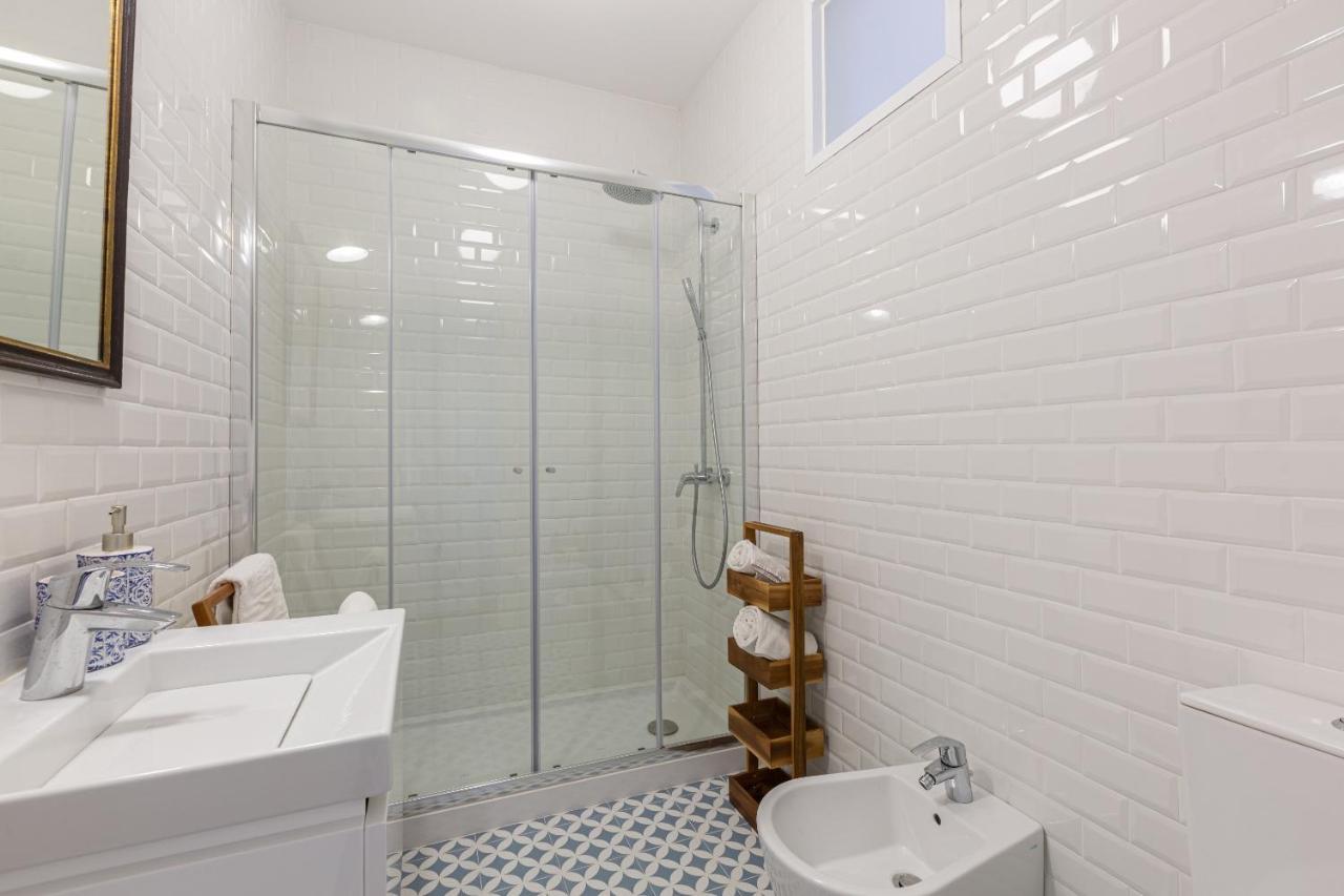 White & Blue Vintage In Graca Apartment Lisbon