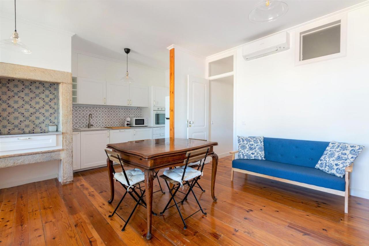 White & Blue Vintage In Graca Apartment Lisbon