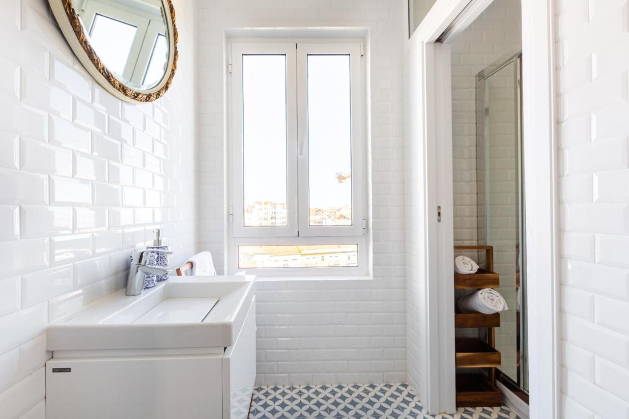 White & Blue Vintage In Graca Apartment Lisbon