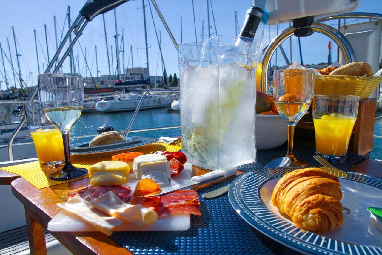 Hotel en barco In A Boat - *