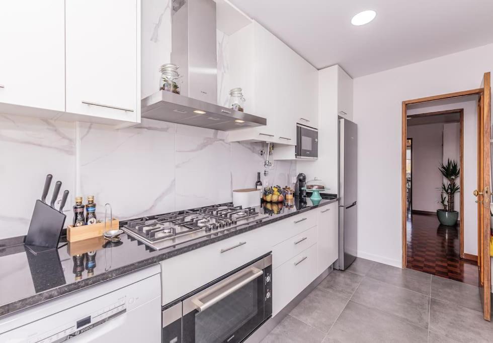 Apartamento Cozy 3 Bedroom In Front Of The Subway Lisboa
