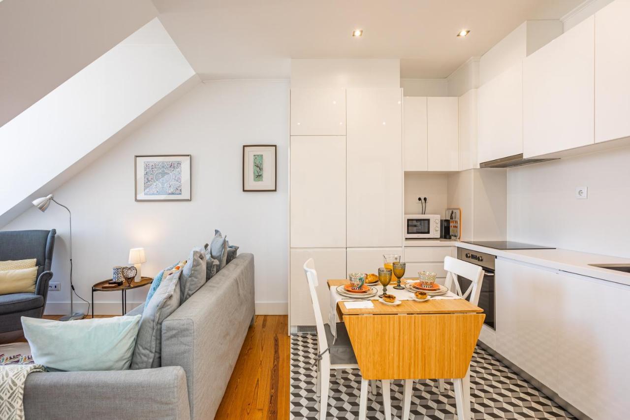 Bright Tailor Made Flat With A View In Estrela Lisboa