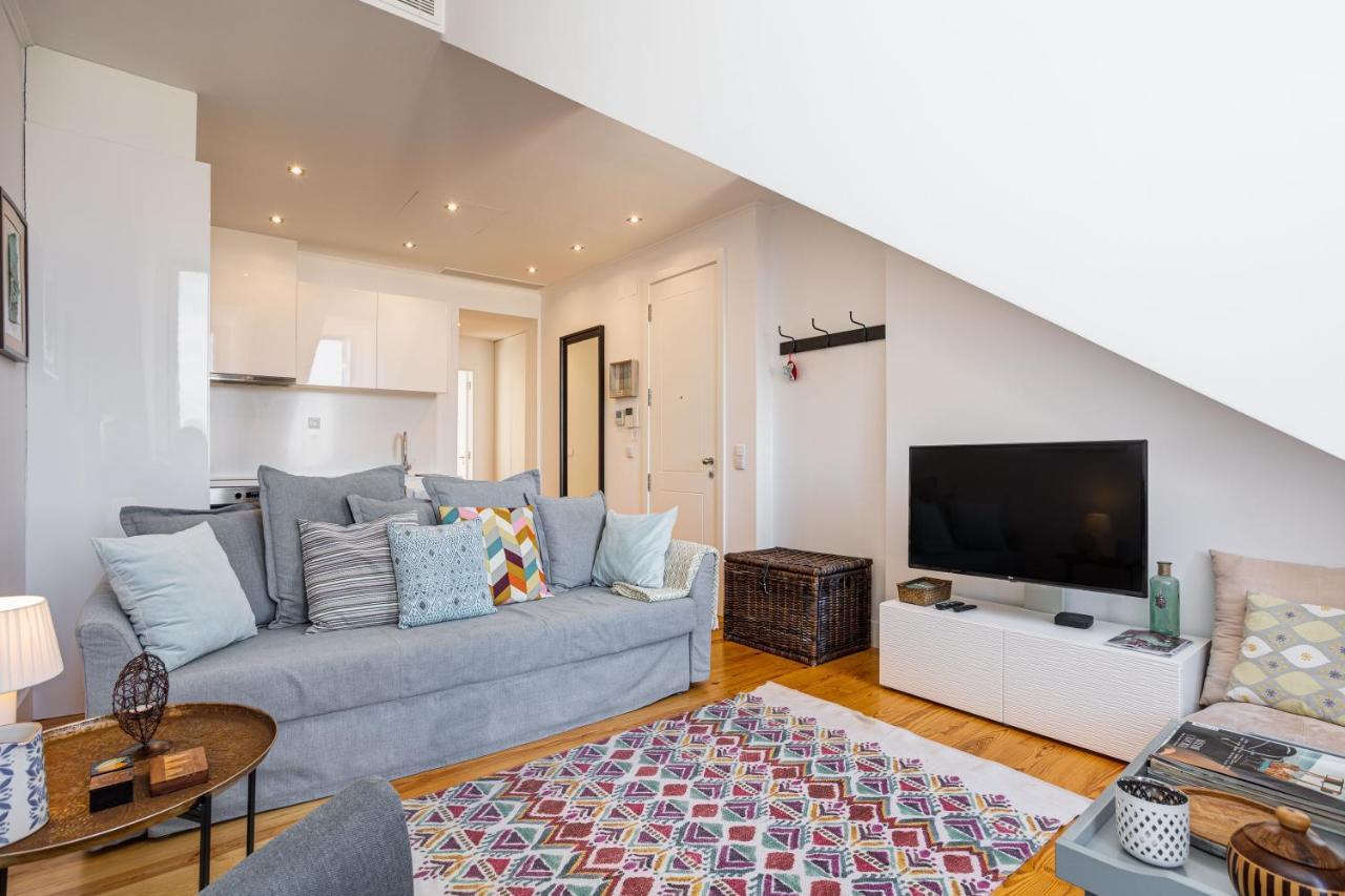 Bright Tailor Made Flat With A View In Estrela Lisboa