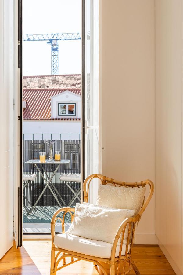 Bright Tailor Made Flat With A View In Estrela Lisboa