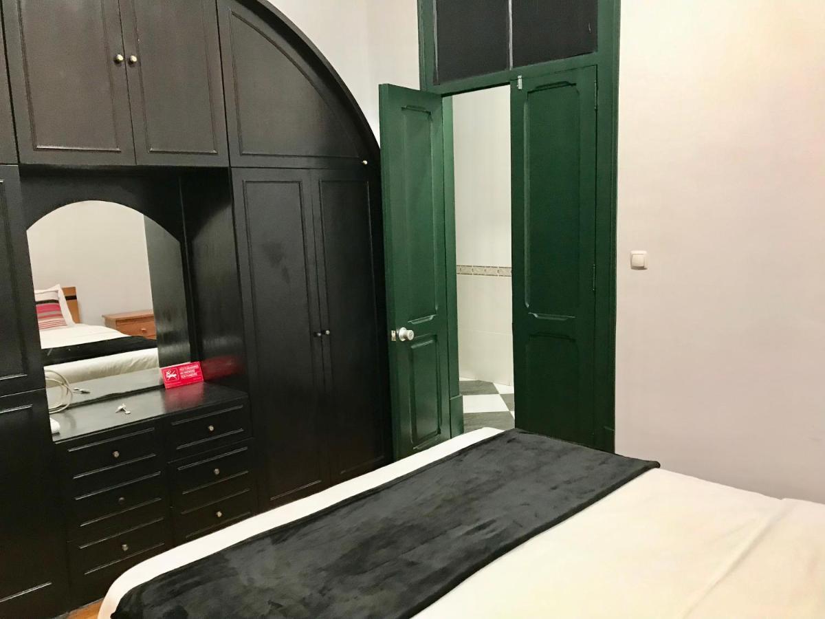 Sublime Black Bedroom *