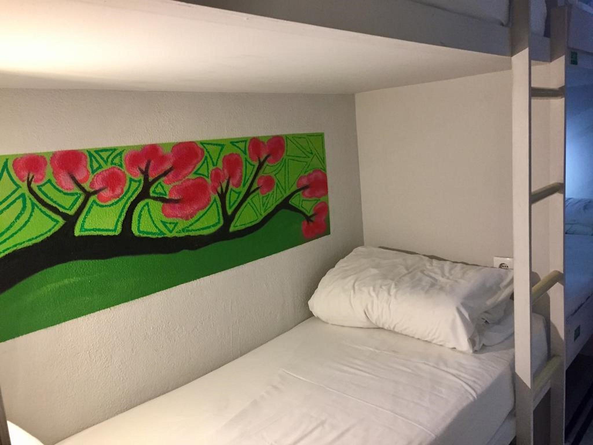 Hostal Golden Tram 242 & *