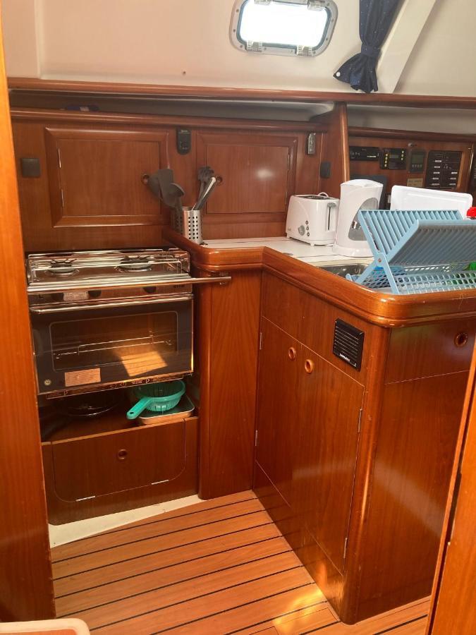 Sea Bloom - Sleep & Sail In Tejo Hotel en barco Lisboa