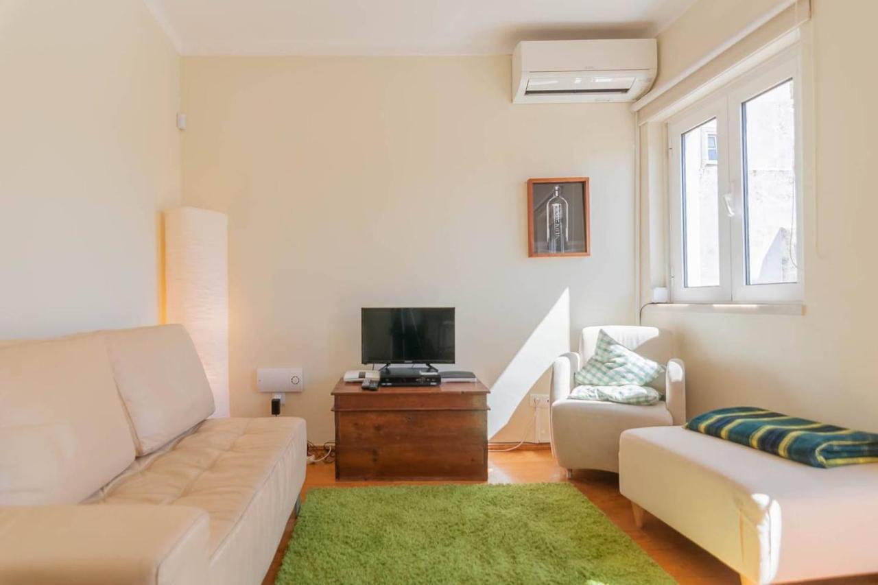 Apartamento Cozy Two Bedroom In Santa Marinha Lisboa