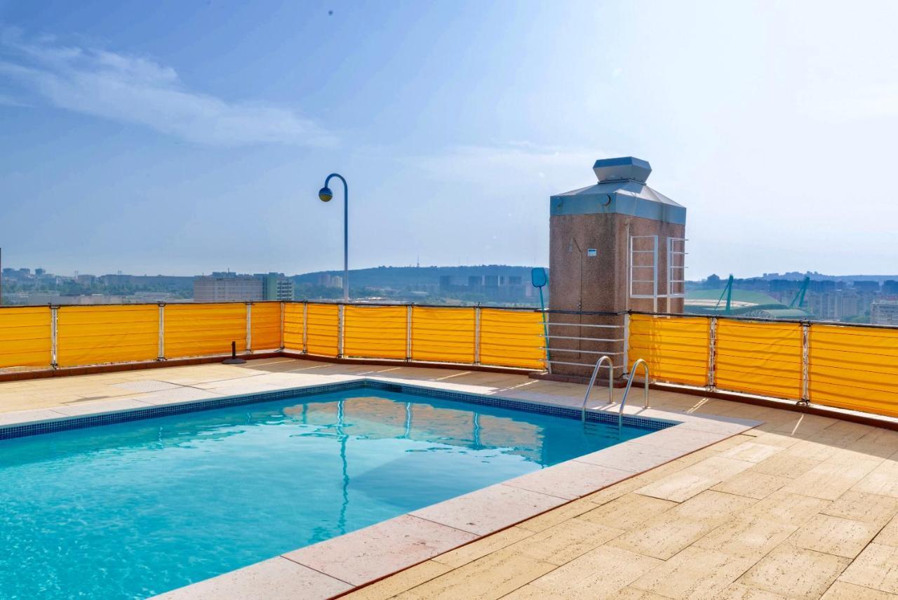 Swimming Pool With Private Parking Lisbon
