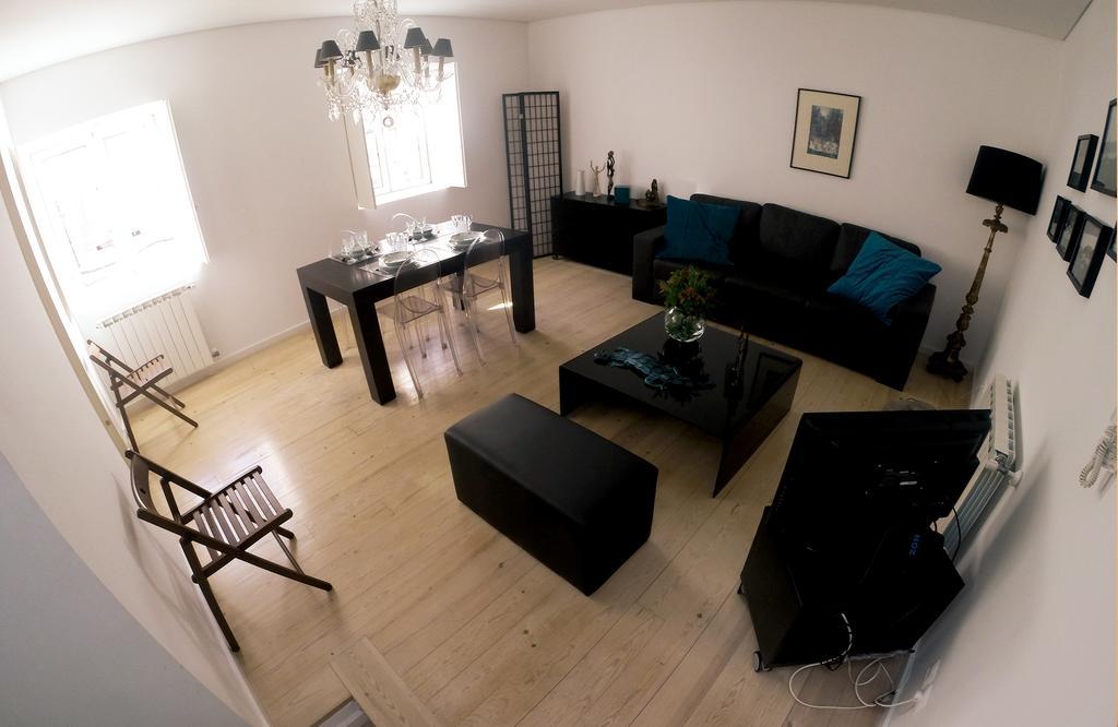 Triplex With Garage - Praca Flores Lisboa