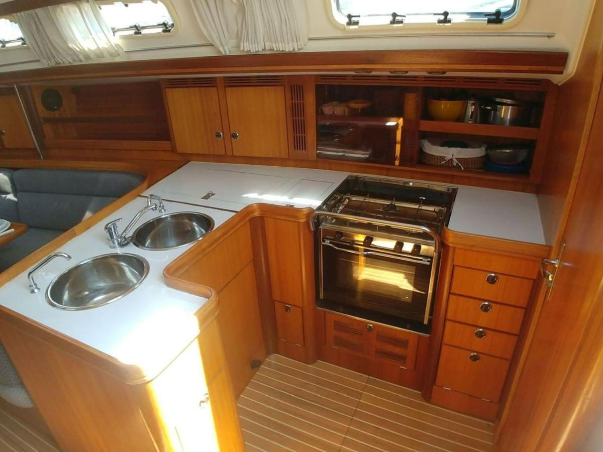 Be Local - Sleep Aboard A Sailing Boat In * Lisboa