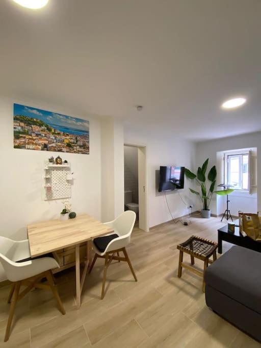 Artistic Digital Getaway - Patio & Great Location! Apartamento