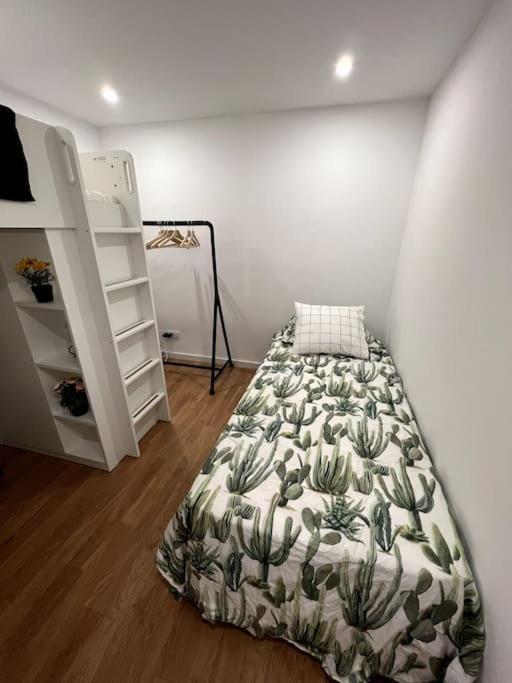 Luxury Artistic Digital Nomad Getaway W/ Terrace Apartamento