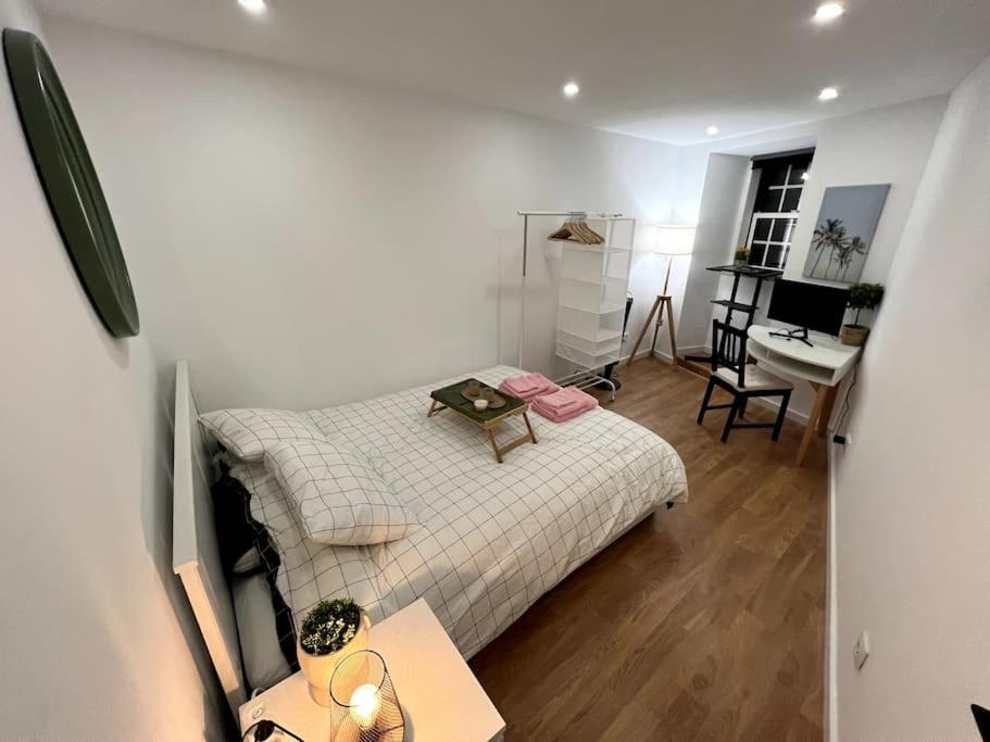 Luxury Artistic Digital Nomad Getaway W/ Terrace Apartamento