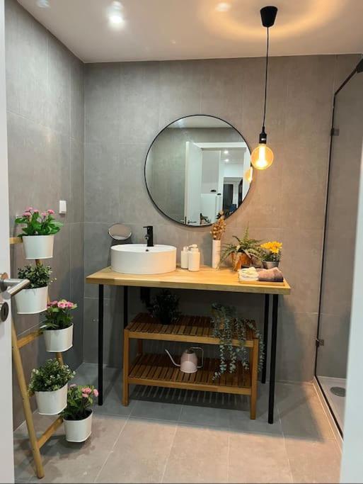 Luxury Artistic Digital Nomad Getaway W/ Terrace * Lisboa