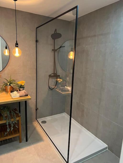 Luxury Artistic Digital Nomad Getaway W/ Terrace Apartamento