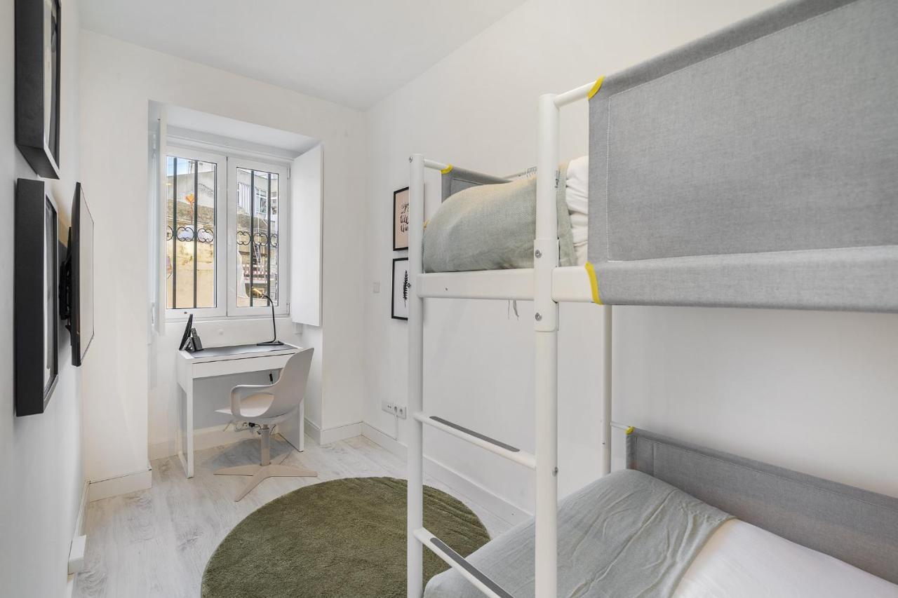 Whome Lisbon's Kept Secret: 2-bed W/ac & Patio * Lisboa