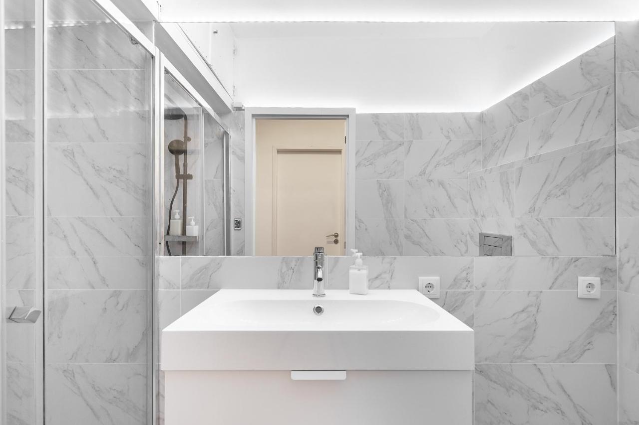 Whome Lisbon's Kept Secret: 2-bed W/ac & Patio * Lisboa