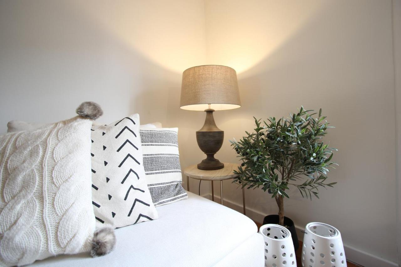 Chic Urban Retreat At Downtown With Balcony & Views Apartamento