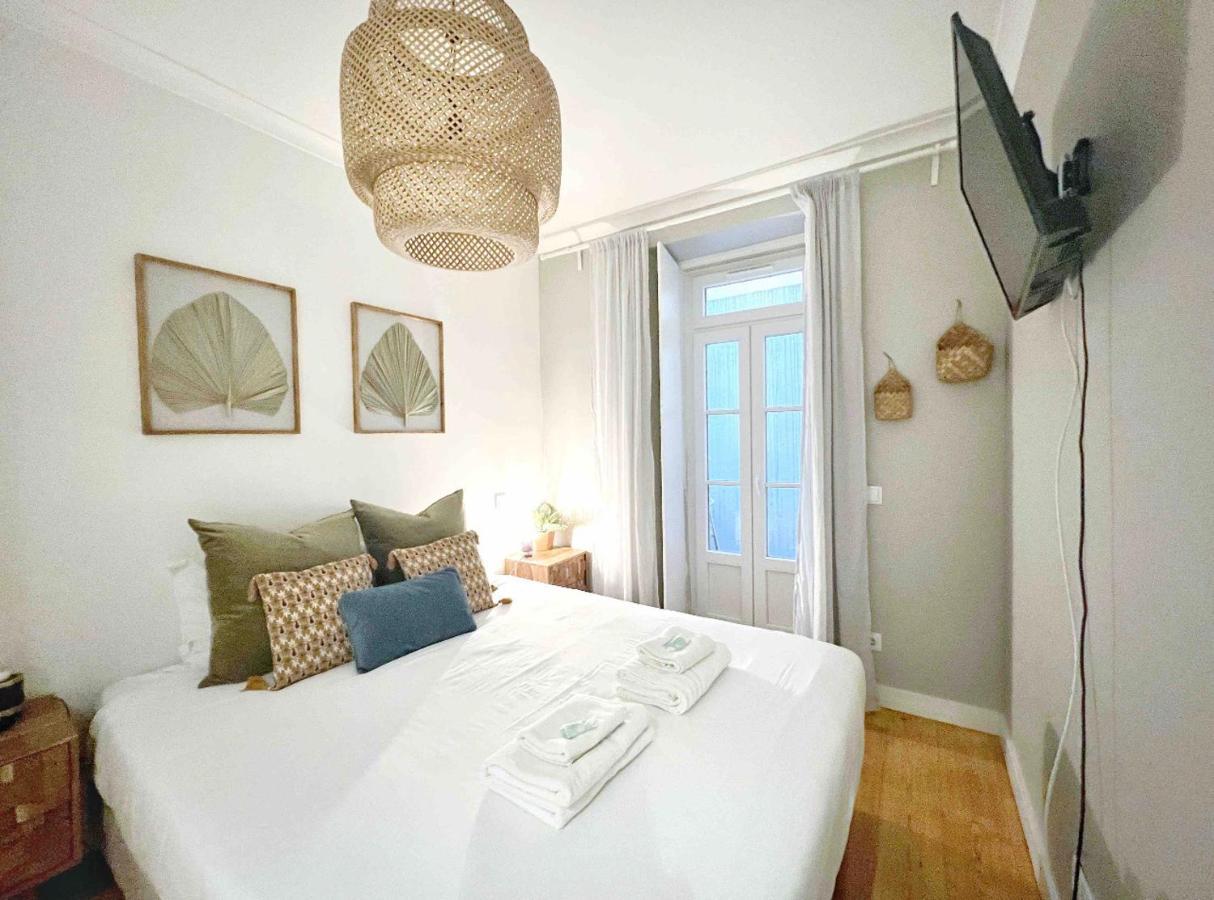 Rosário 2 Lovely With Private Patio - By Homeful