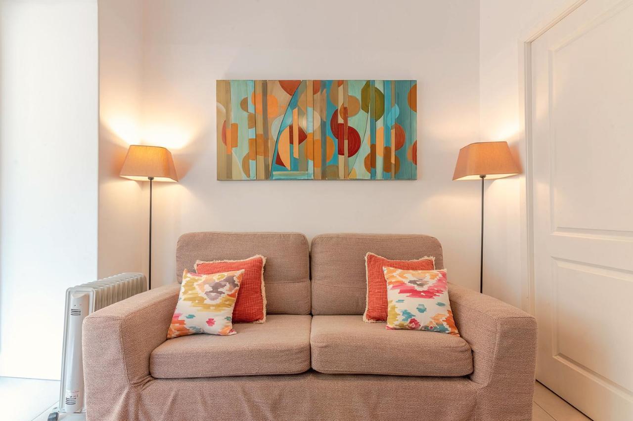 Alm- Spacious. Sunny. Patio. Quiet Area. Fast Wifi Apartamento Lisboa