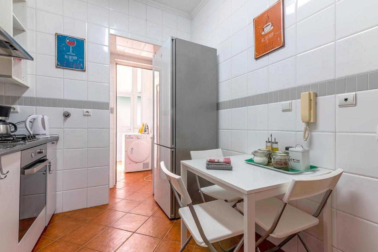 Apartamento Alm- Spacious. Sunny. Patio. Quiet Area. Fast Wifi *