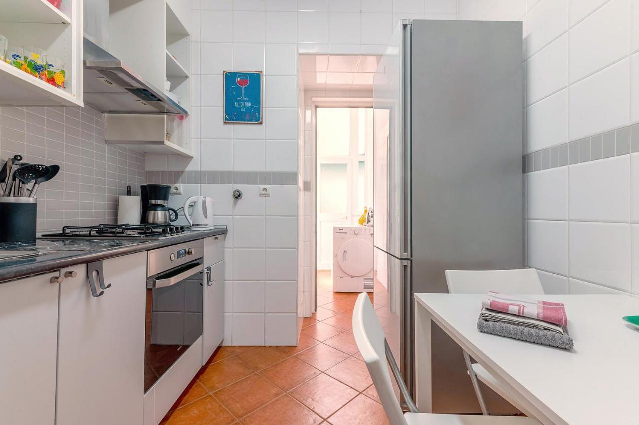 Alm- Spacious. Sunny. Patio. Quiet Area. Fast Wifi * Lisboa