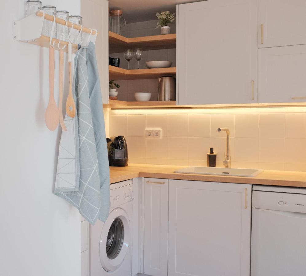 Apartment Downtown Terrace - 2 Bedroom In Graca With Private & Sunny Terrace!