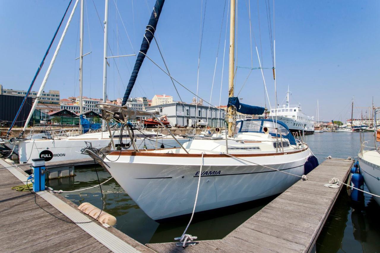 Evamia Boat Botel Lisboa