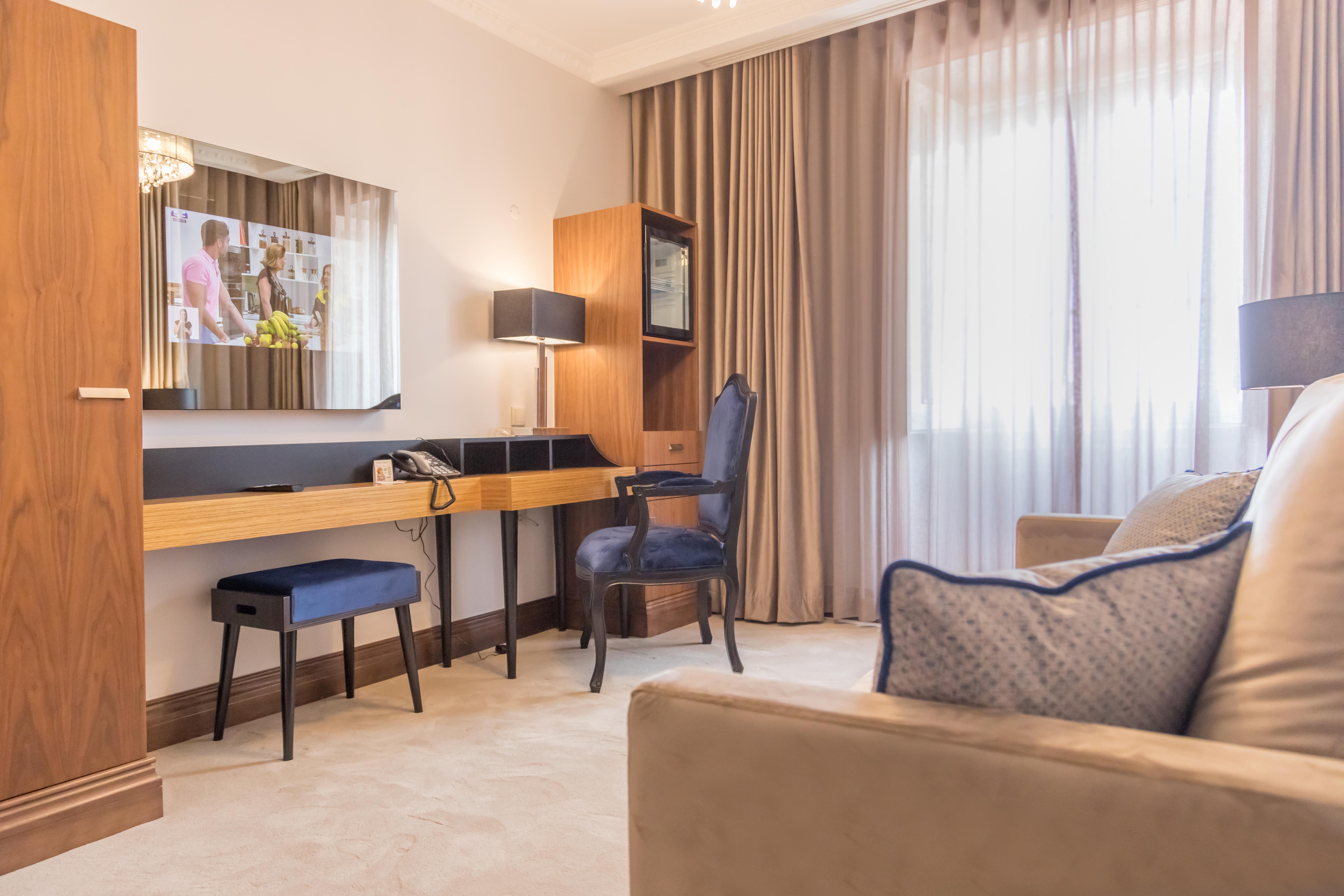 Casual Belle Epoque Hotel
