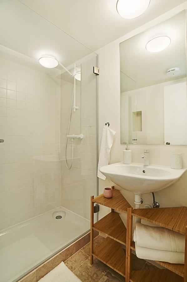 Apartamento Modern Flat With Double Patio Right Next To Estrela Gardens Lisboa