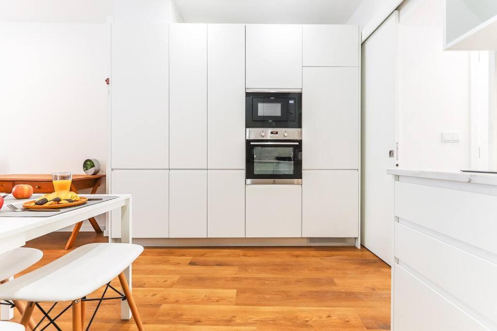Apartamento Portucale ! Bright Campo Ourique W/ Terrace *