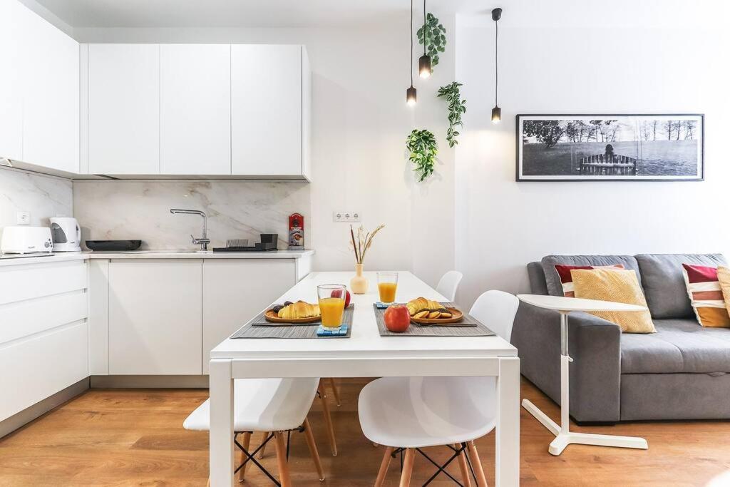 Portucale ! Bright Campo Ourique W/ Terrace Apartment *