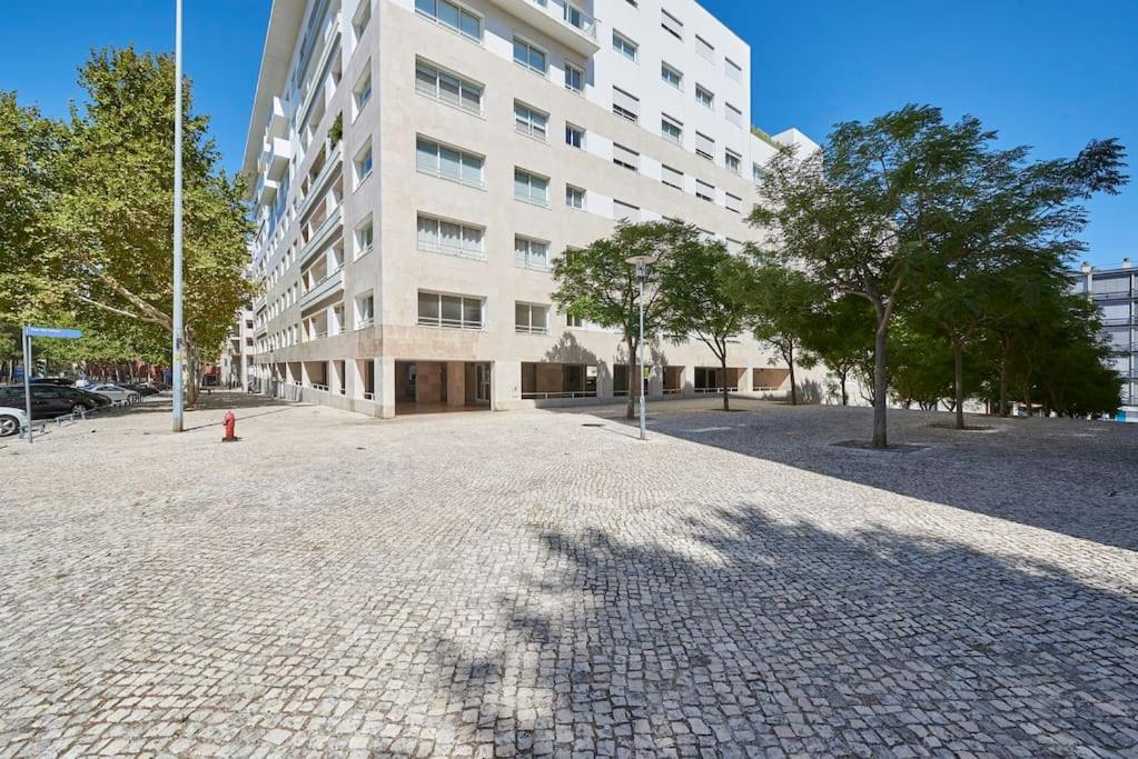 Modern In Parque Nacoes * Lisboa