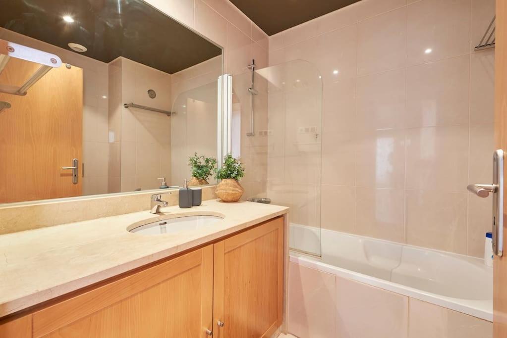 Modern In Parque Nacoes Apartment Lisbon