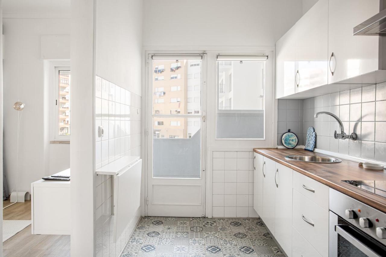 Joivy Striking Flat In Benfica * Lisboa
