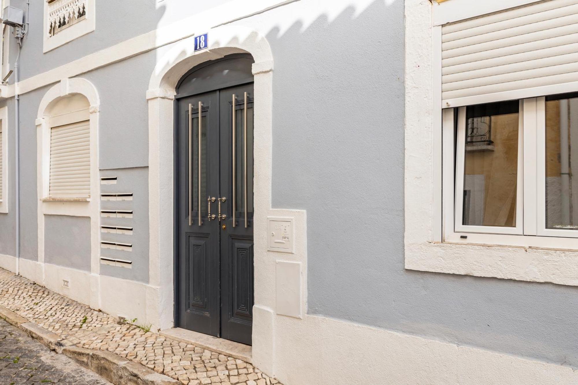 Avenida Da Liberdade Area, Bright And Newly Renovated 2 Bedroom Apartment, Historical Center Lisboa