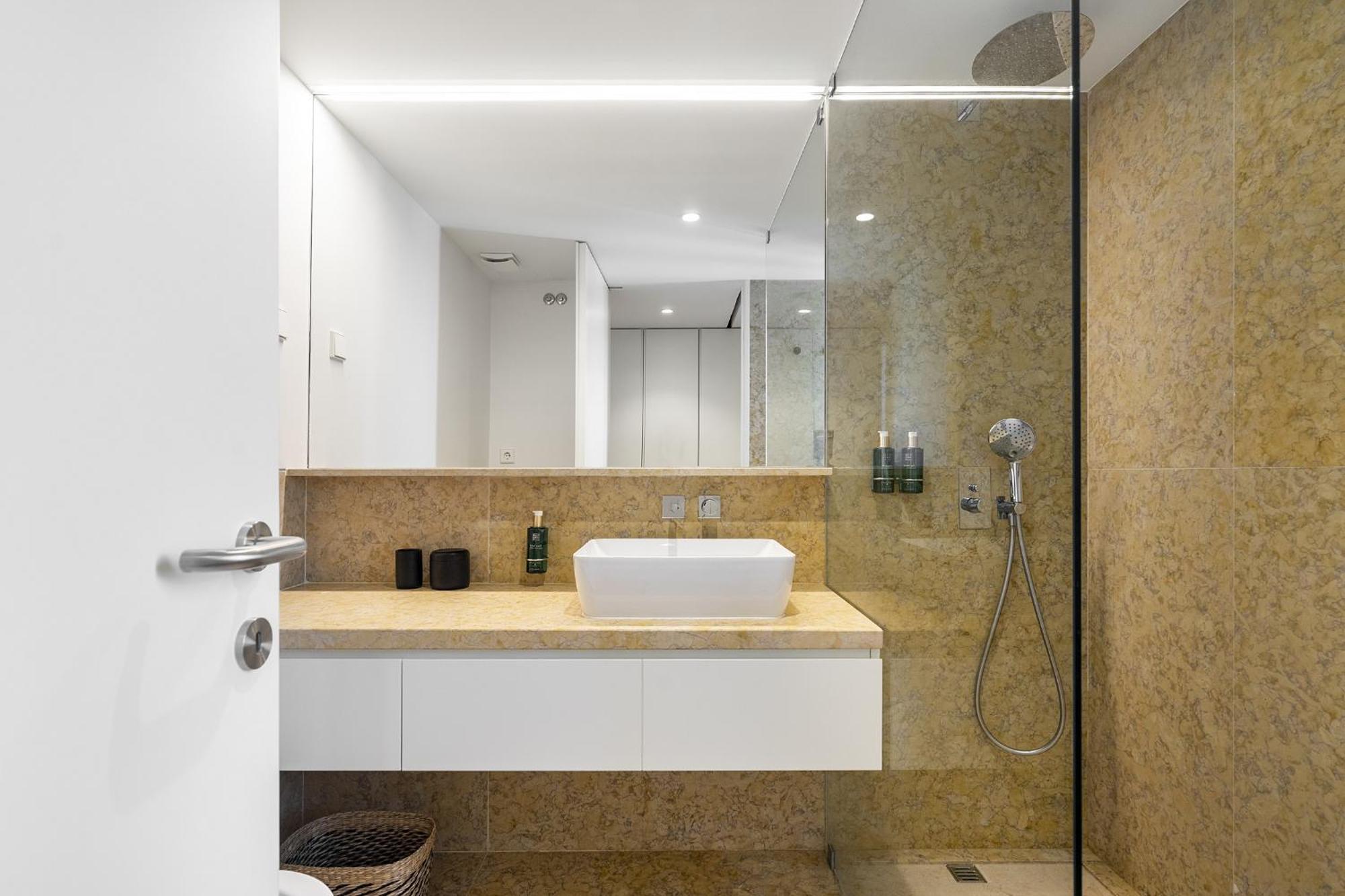 Whome Skyline Penthouse Luxury Living View, Ac & Elevator