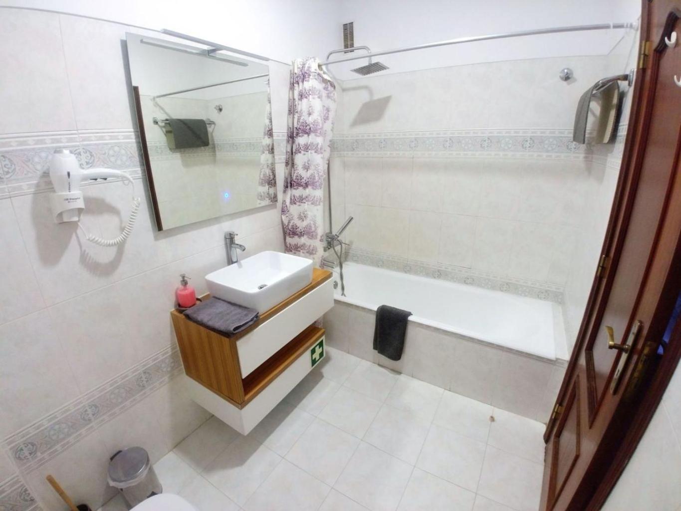 Be Local - With 3 Bedroom Near Oriente Station In *