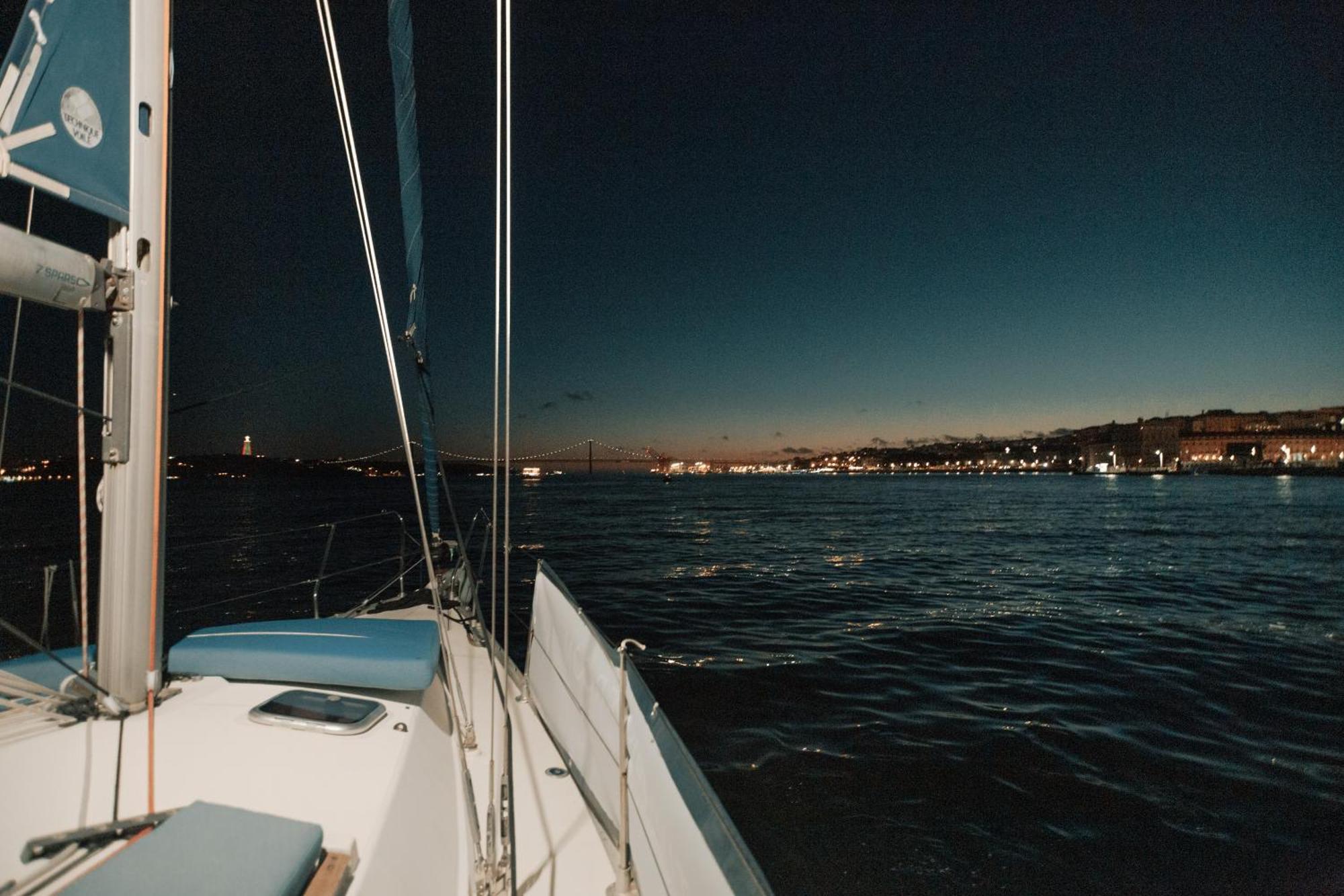 Hotel en barco In A Boat - *