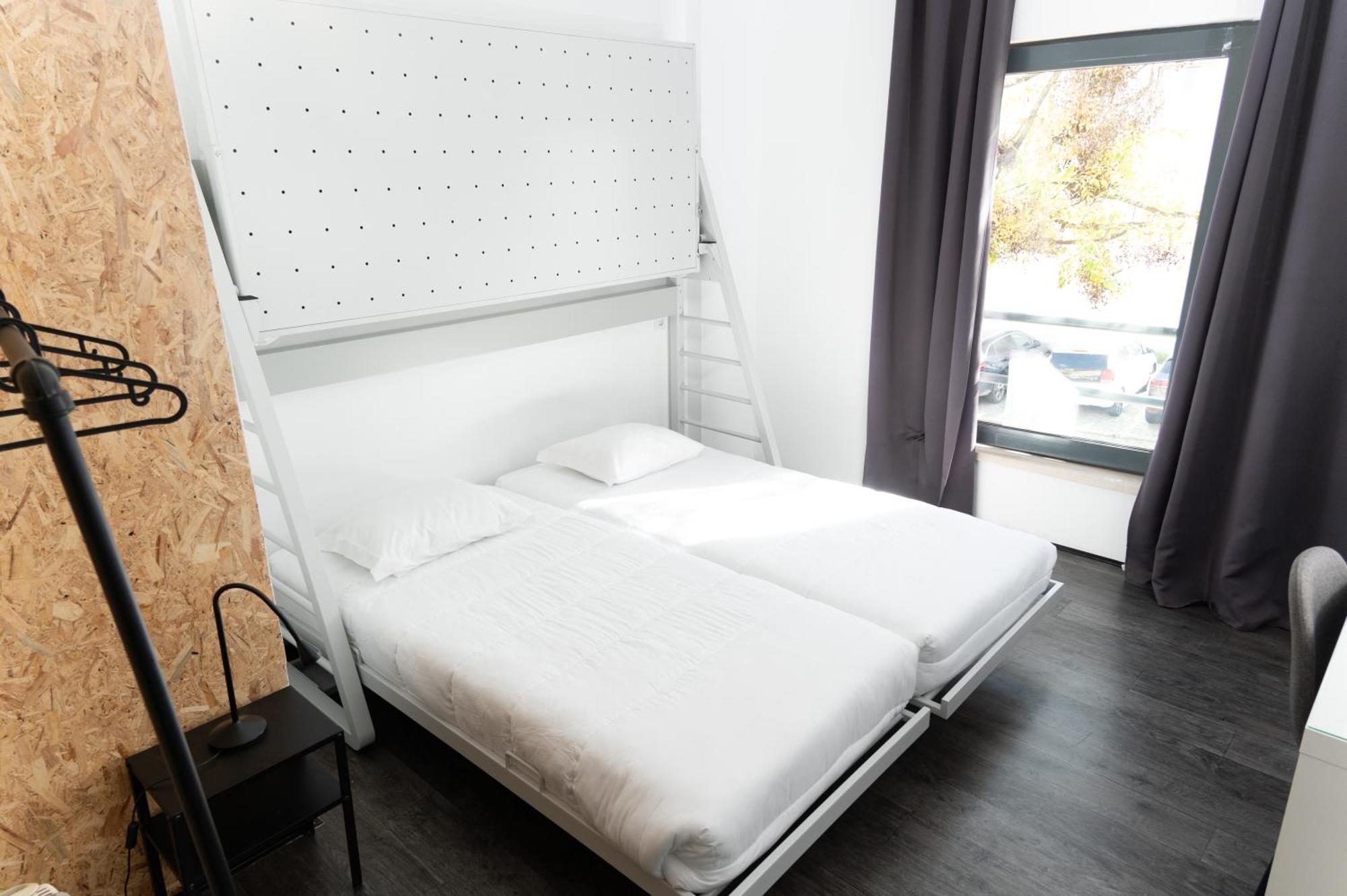 Hostal Hi Parque Nacoes - De Juventude Lisboa